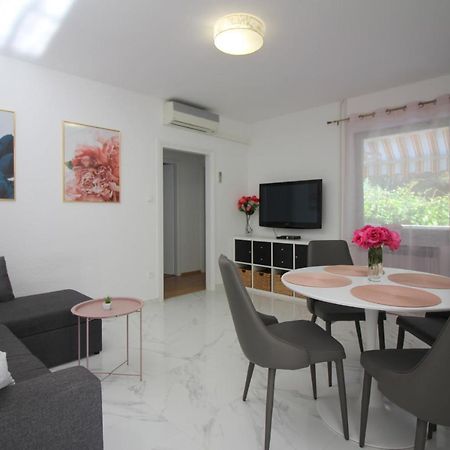 Modern Apartment Sabina With Nice Garden Porec Exterior photo