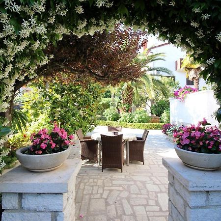 Modern Apartment Sabina With Nice Garden Porec Exterior photo