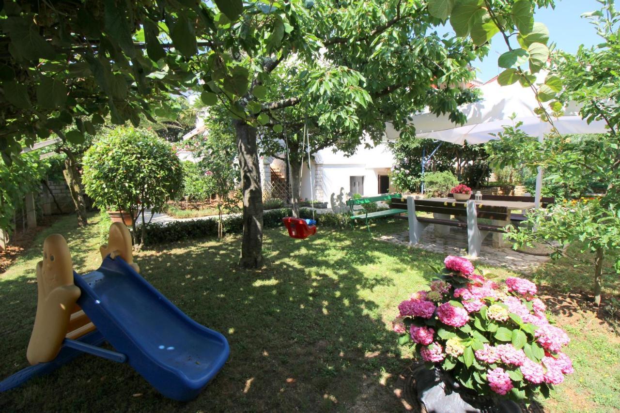 Modern Apartment Sabina With Nice Garden Porec Exterior photo