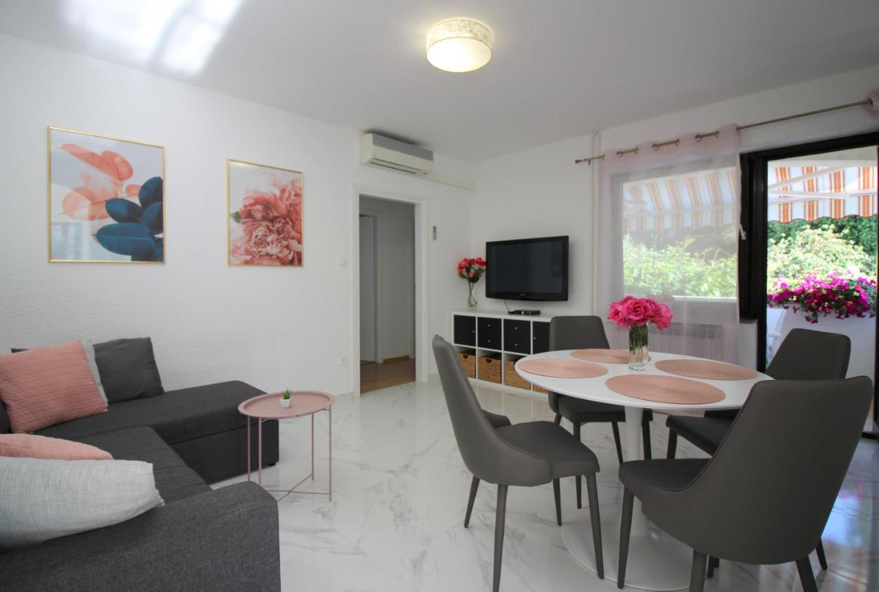 Modern Apartment Sabina With Nice Garden Porec Exterior photo
