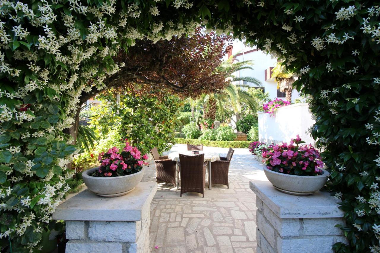 Modern Apartment Sabina With Nice Garden Porec Exterior photo